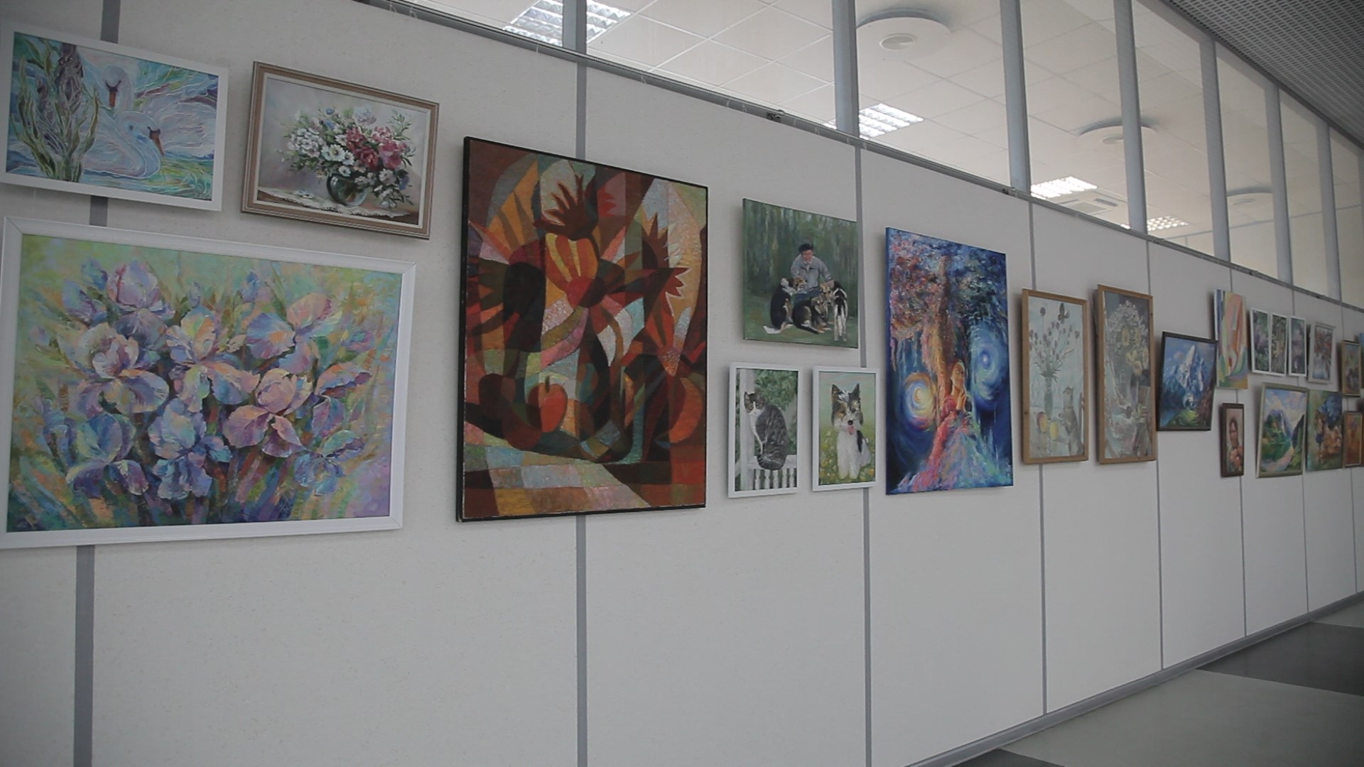 В Волгоградской библиотеке имени М.Горького открылось сразу две выставки картин